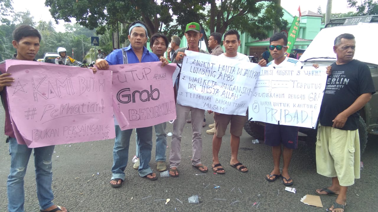 Tampak Supir angkot demo depan kantor Gubernur