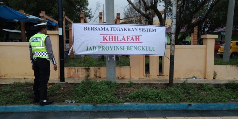 Tampak Spanduk Terpasang