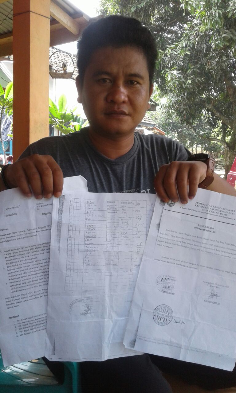 Salah Satu Anggota LSM Pijar Kaur Memegang Bukti Pelaporan