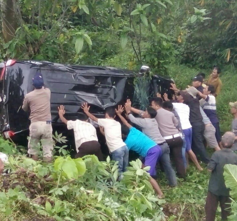 Tampak Polisi dan Masyarakat Saling Membahu Mengevakuasi Mobil