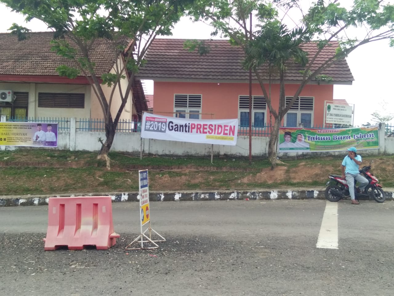 Tampak Spanduk #2019GantiPresiden Terpasang