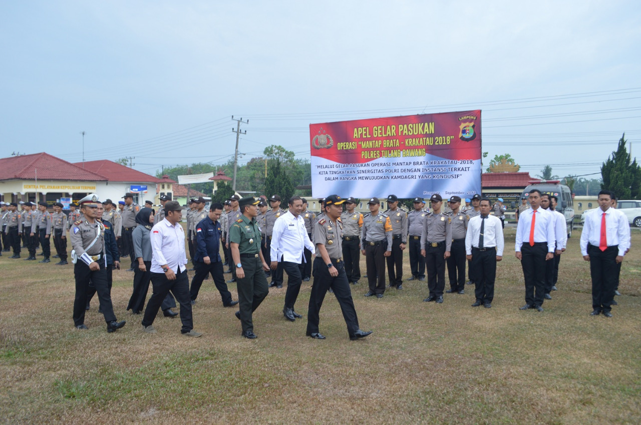 Tampak Kapolres Tuba Mengecek Pasukan dalam Apel
