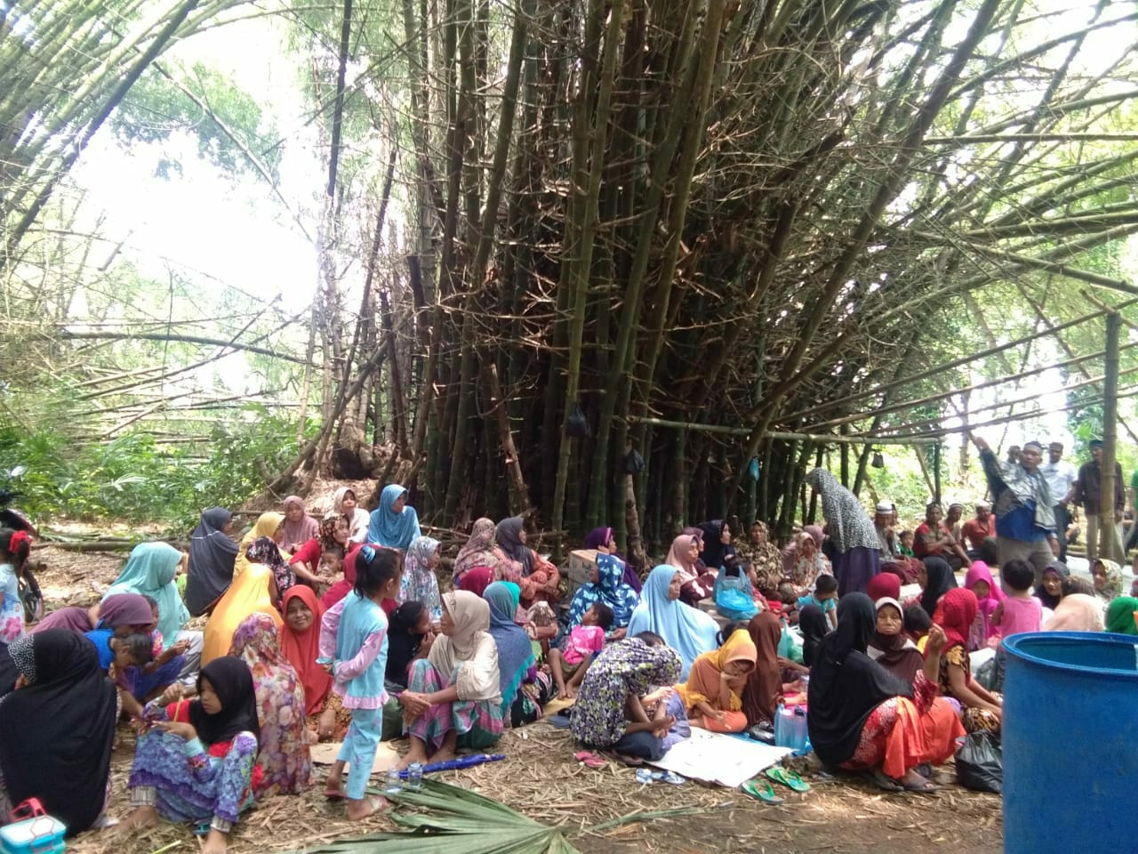 Tampak Warga Memadati Lokasi