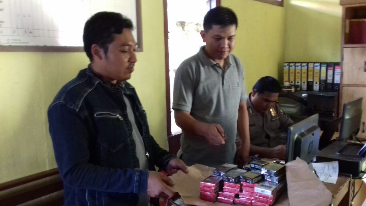 Pihak Kepolisian Melakukan Pemeriksaan