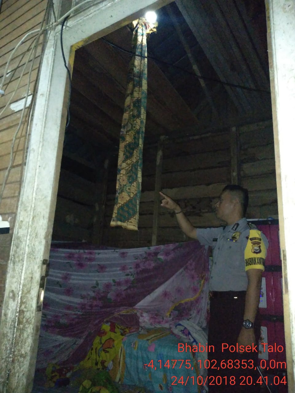 Tampak Pihak Kepolisian Lakukan Olah TKP