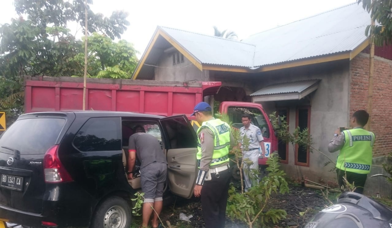 Tampak Pihak Kepolisian Lakukan Olah TKP
