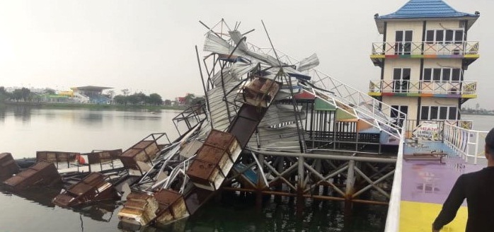 Tampak Bangunan yang hancur diterjang Badai