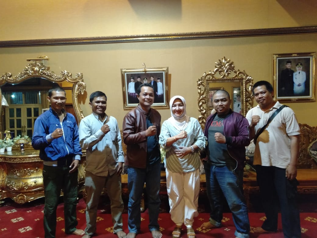 Pengurus AMBO foto bersama dengan Patriana Sosialinda
