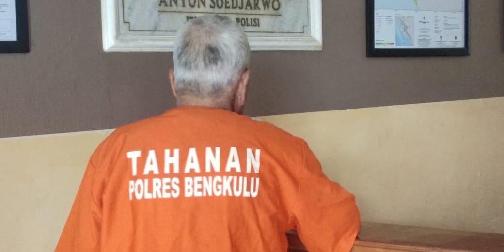 Foto tersangka saat ditahan Polres Kota Bengkulu