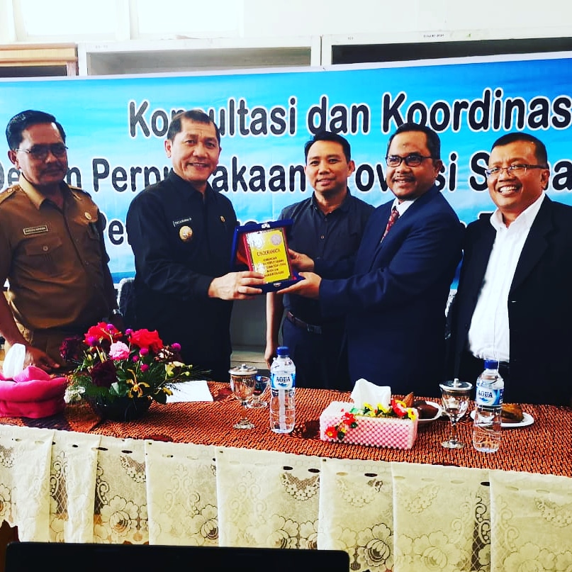 Penyerahan Kenang-kenangan dari Bupati Karo Kepada Ketua Dewan Perpustakaan