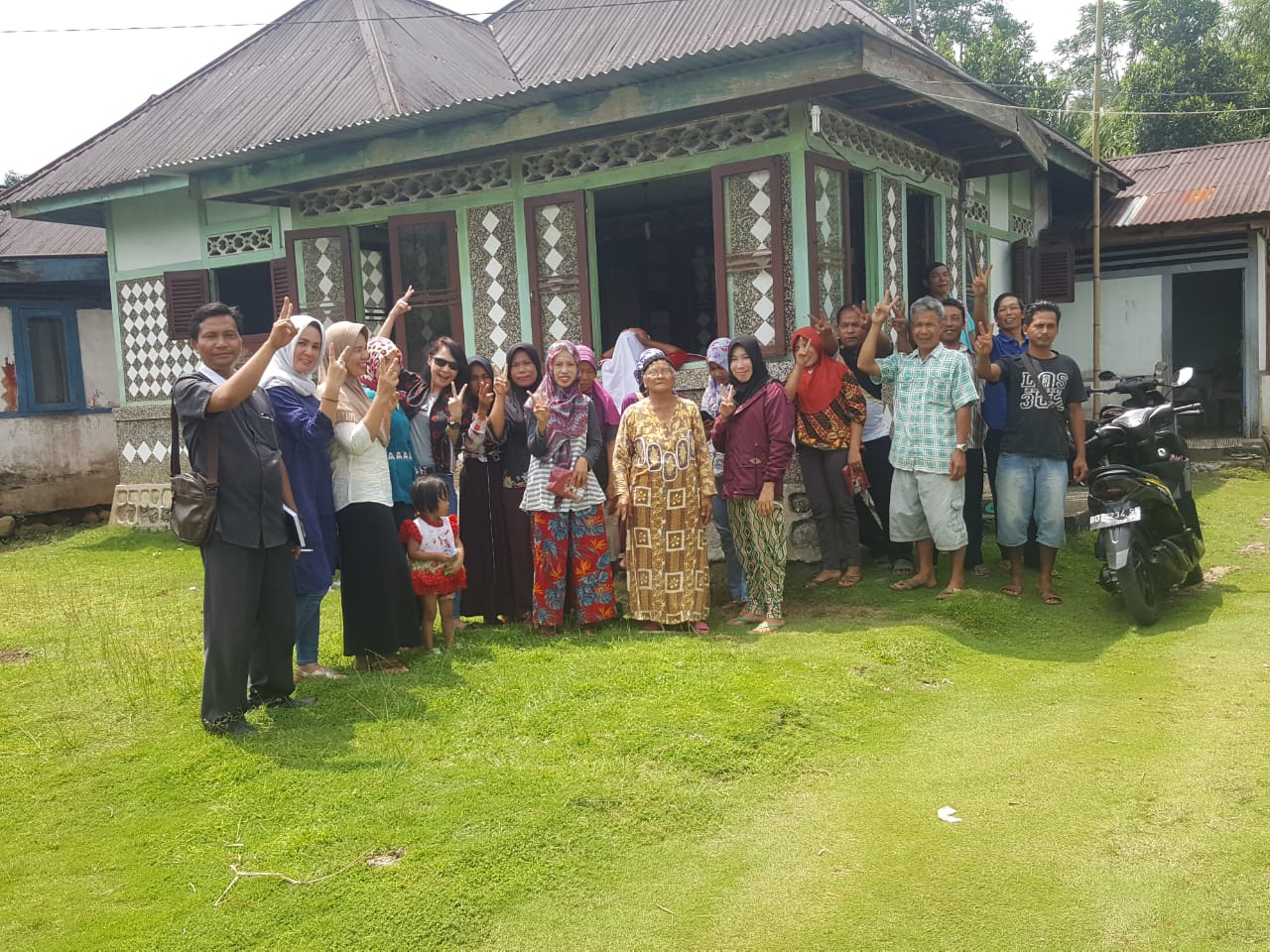 Restuty Aprillia Bersama Warga Desa Lubuk Durian