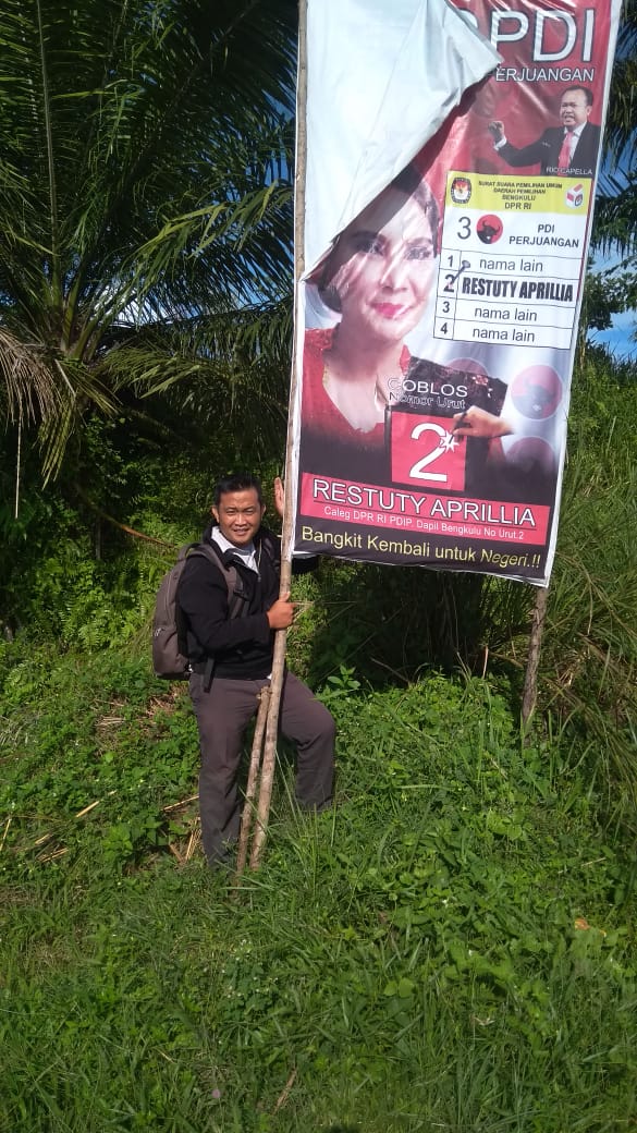 Tampak Masyarakat sedang memperbaiki Spanduk Restuty yang Rusak 
