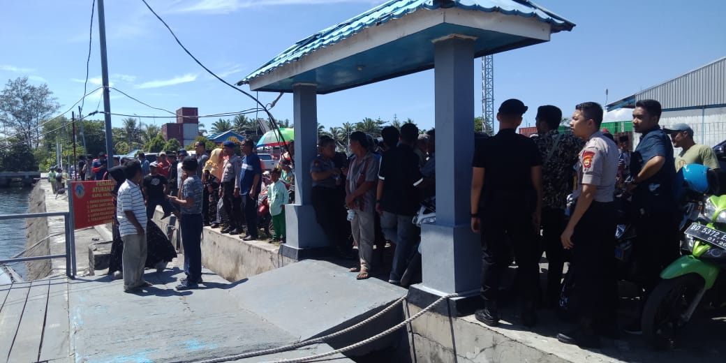 Tampak Masyarakat Pulau Baii Menanti penjemputan Nelayan Trawl