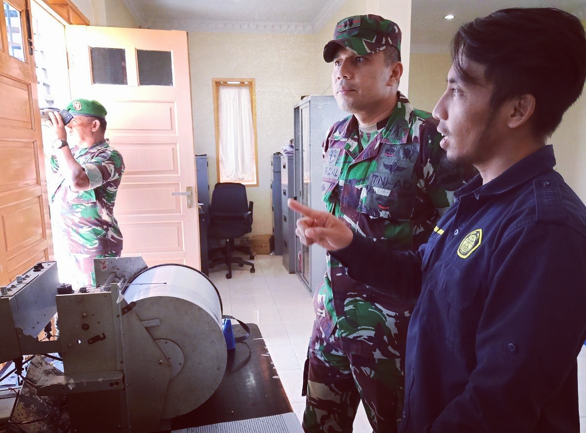 Dansatgas lagi monitor di kantor PVMBG di Desa Ndokum Siroga