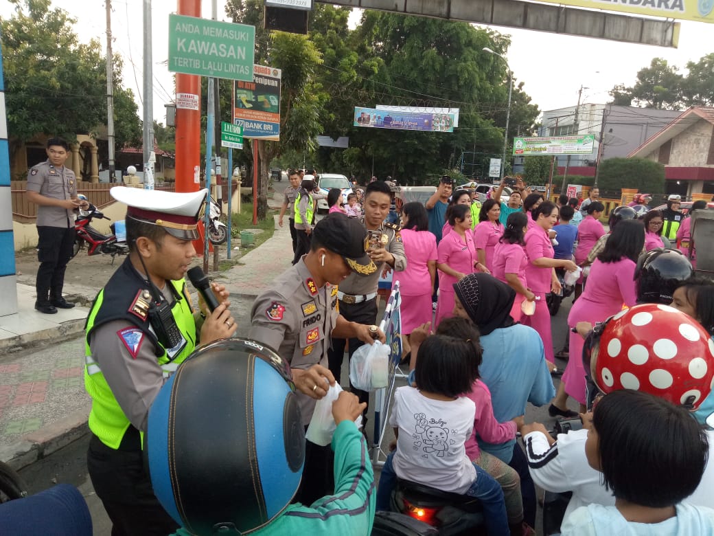 Sat Lantas Polres Labuhanbatu Kembali Berikan Takjil Gratis