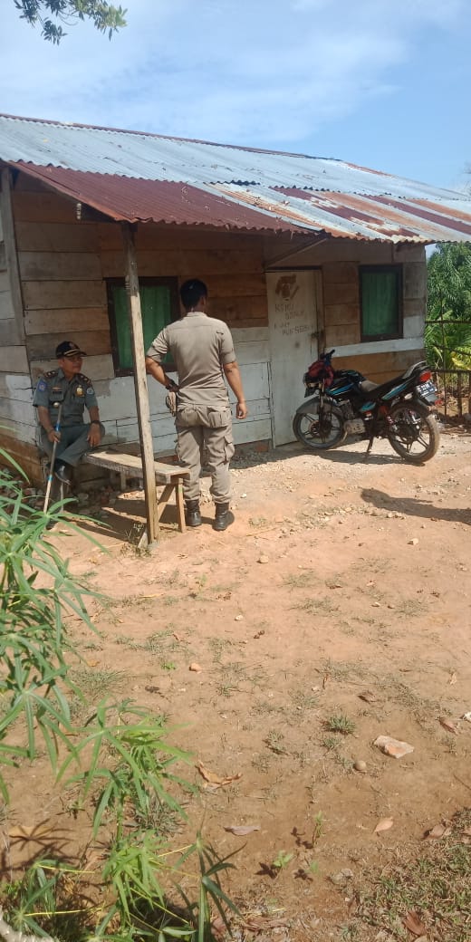 Tampak Satpol PP mendatangi Rumah Warga Penguhuni Bangunan Liar 