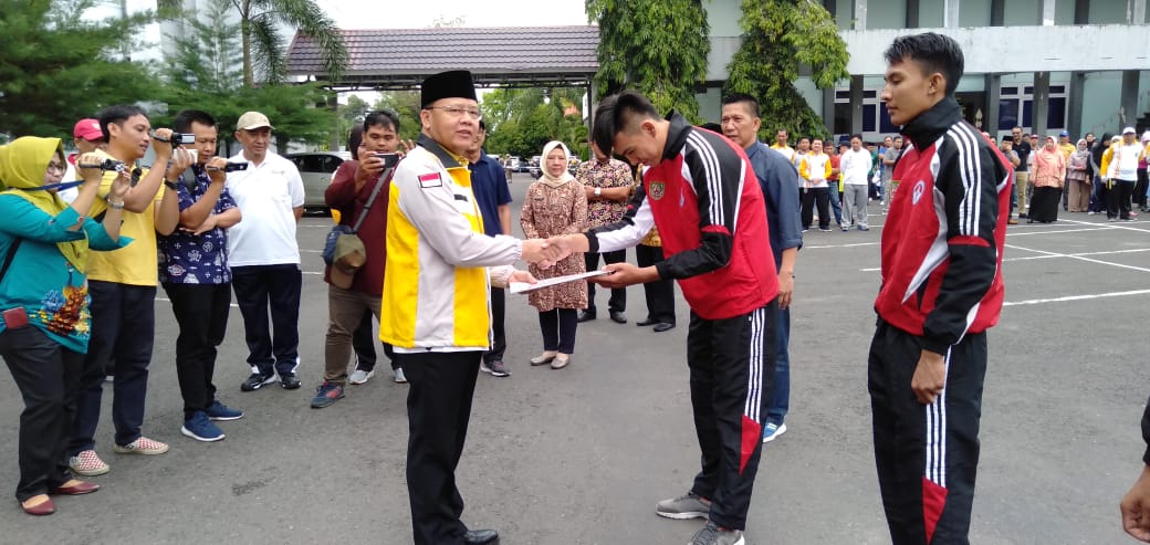 Seputarhukum.Com,- Empat orang atlet tarung bebas Bengkulu Infight Camp yang mengikuti kejuaraan Dunia Internasional Mix Martial Art Federation (MMAF) di Bahrain resmi diberangkatkan pagi ini, Jum'at (21/6/2019).    Pantauan media ini, sebelum berangkat empat atlet ini mengikuti pengarahan langsung dari Gubernur Bengkulu serta ditandai dengan penyerahan baju kepada Gubernur Rohidin Mersyah sebagai simbolis pelepasan di halaman apel Kantor Gubernur.                  Gubernur Bengkulu, Rohidin Mersyah mengata