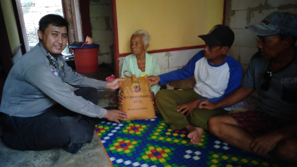 HUT Bhayangkara Ke-73, Kapolsek Lemahabang Giat Bakti Sosial
