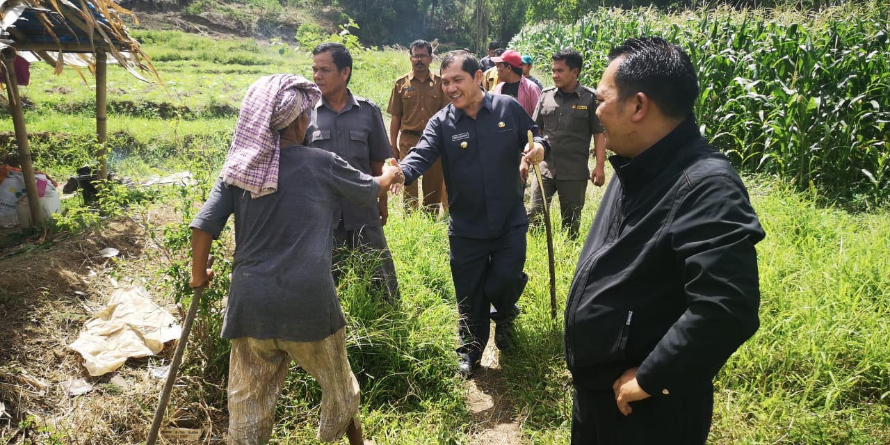 Bupati Karo Tinjau Jalan Tembus Payung-Kuta Suah