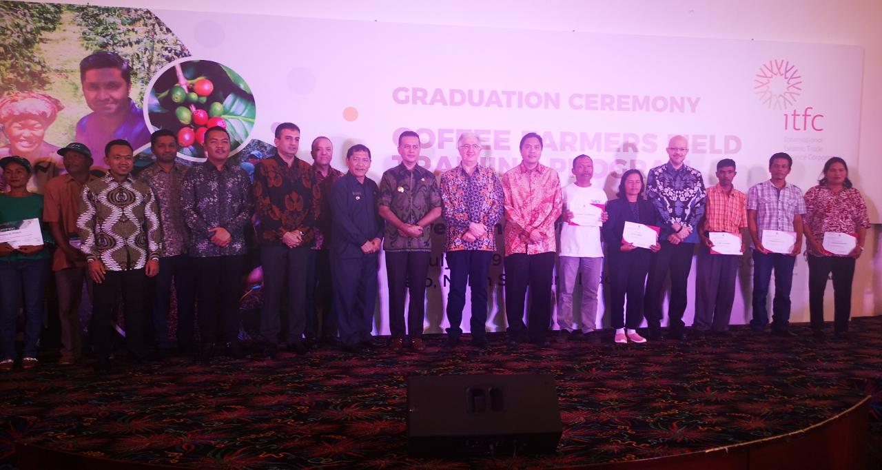 ITFC bersama Wagubsu Musa Rajeksah didampingi bupati Karo Terkelin Brahmana, foto bersama para penggiat petani kopi yang menerima penghargaan sertifikat, dari perwakilan 5 orang kab.dairi dan 5 orang kab. Karo.