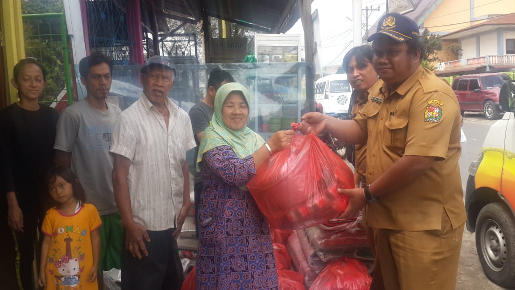 Pemkab Karo menyerahkan bantuan sosial kepada keluarga korban musibah kebakaran di Jalan Kapten Selamat Ketaren Kabanjahe.  Kabanjahe, Selasa 16 Juli 2019
