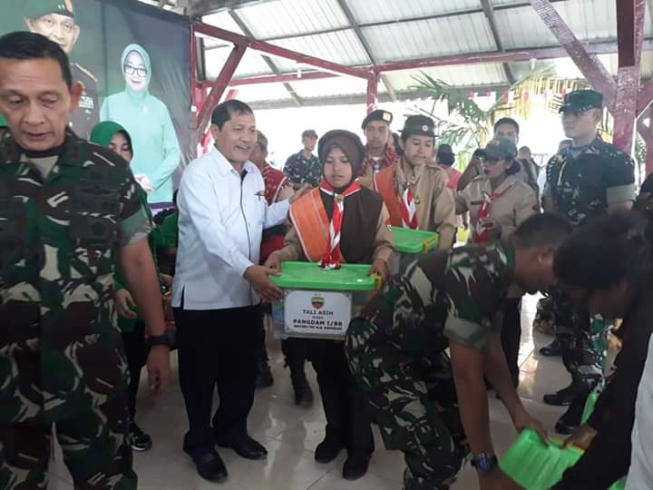 Pangdam I/BB Mayjen TNI M.S Fadhilah didampingi Bupati Karo Terkelin Brahmana, memberikan sejumlah tali asih kepada masyarakat desa naman teran.
