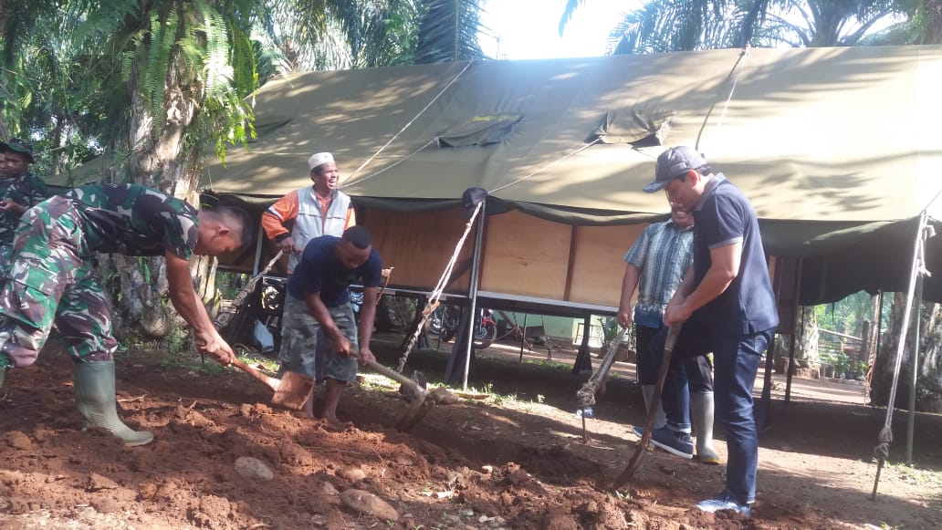Wakil Walikota Berbaur Bersama Satgas TMMD dan Masyarakat