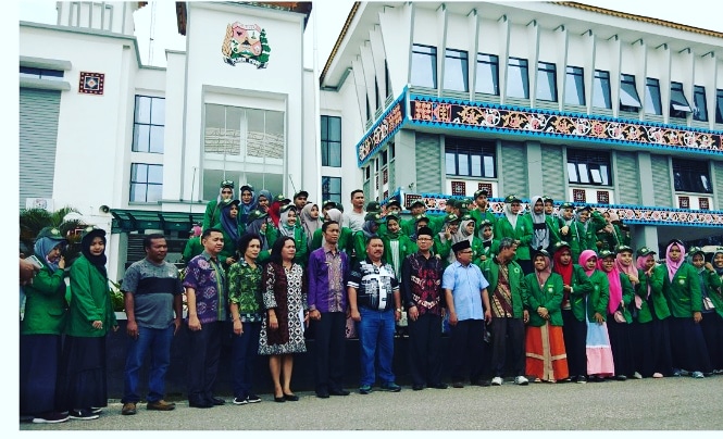 Rektor III UINSU, Prof.DR.A.Drajat,MA menyerahkan plakat dan buku panduan KKN kepada Sekdakab.KaroDrs. Kamperas Terkelin Purba.