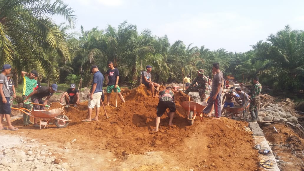 Minimalisir Dampak Longsor, Satgas TMMD Kerjakan Pondasi Penahan Jalan