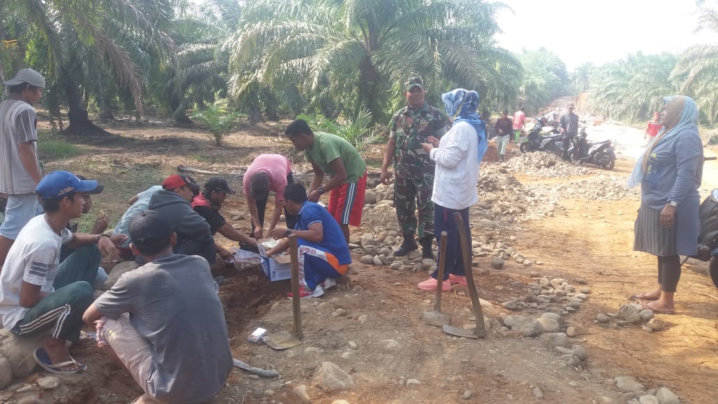 Masyarakat Bagikan Makanan dan Minuman ke Satgas TMMD