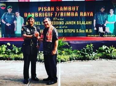 Bupati karo Terkelin Brahmana salam Komando bersama Danbrigif – 7/RR Letkol Inf Agustatius Sitepu di Galang Usai pisah Sambut.(ist)