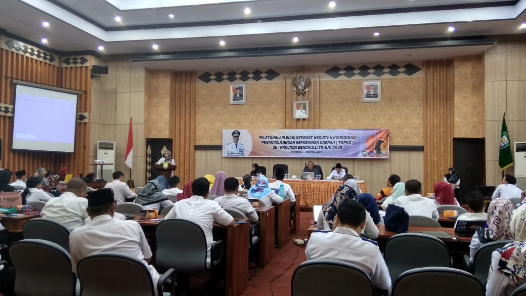 Pelatihan Aplikasi Sepakat Kegiatan Koordinasi Penanggulangan Kemiskinan Daerah (TPKD) Se- Provinsi Bengkulu Tahun 2019.   Bengkulu TuntasOnline.com-  Asisten ll Provinsi Bengkulu Ibu Yuliswani membuka Pelatihan Aplikasi Sepakat Kegiatan Koordinasi Penanggulangan Kemiskinan Daerah (TPKD) Se- Provinsi Bengkulu Tahun 2019 secara Resmi di Ruang Pola Pemprov Bengkulu. Rabu,(07/08/19).    Kasubag Pemerintahan dan Politik Bapeda Ibu Aatri Yulidayanti, SSTP juga merupakan Ketua Penyelenggara kegiatan ini menjelask