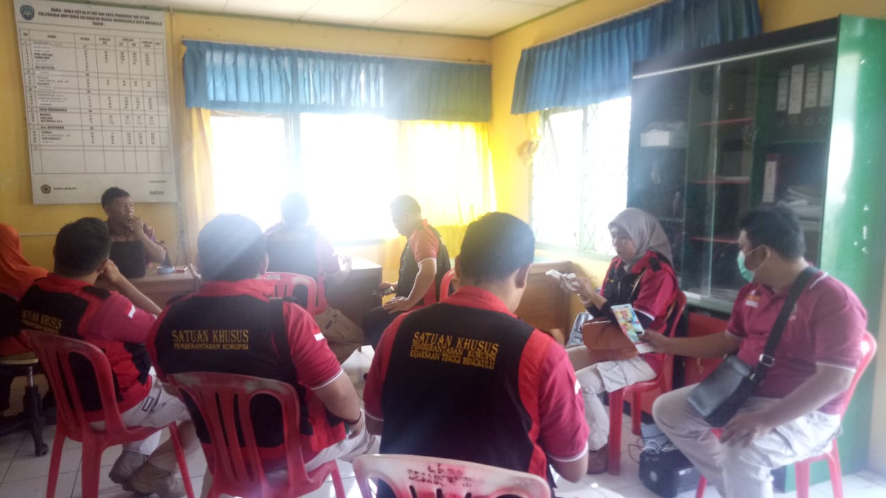 Tim Pidsus Kejari Bengkulu Geledah Kantor Kelurahan Bentiring. 