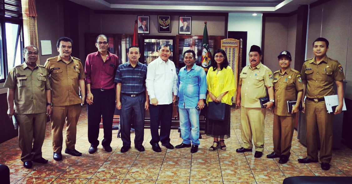 Bupati karo menerima audensi tokoh akademisi USU Wara Sinuhaji dan Dr Suprayitno terkait Cagar Budaya menuju karo warisan dunia di  ruang kerja bupati.