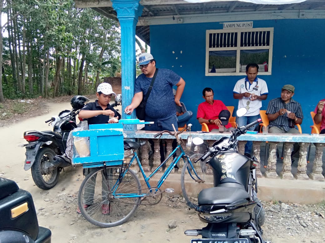 Perjuangan Seorang Anak Berjualan Es Tuntung Dengan Sepeda