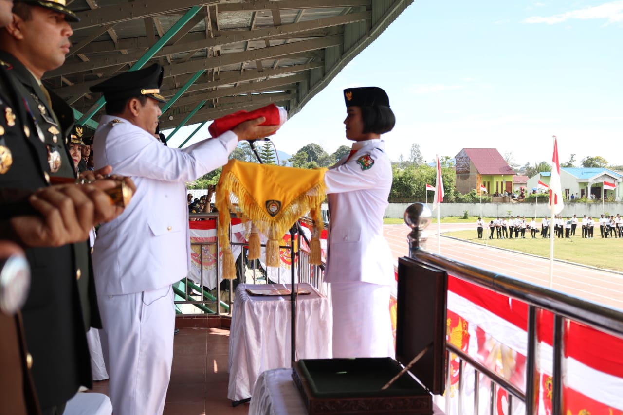 bupati karo Terkelin Brahmana Irup detik detik memperingati hari proklamasi  dan memberikan bendera Merah Putih untuk dikibarkan oleh petugas Paskibraka.