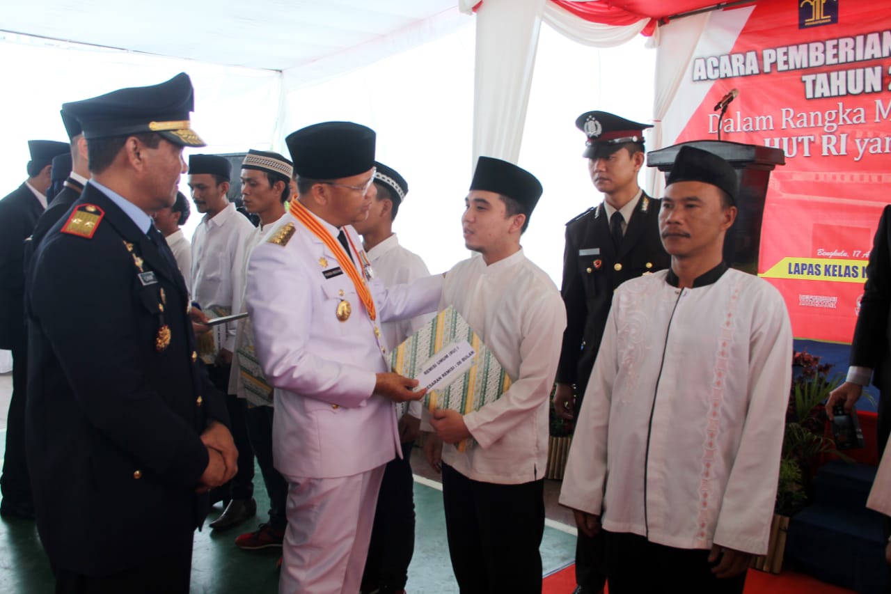 Gubernur Bengkulu Rohidin Mersyah yang memberikan langsung  Surat Keputusan Remisi kepada perwakilan narapidana.