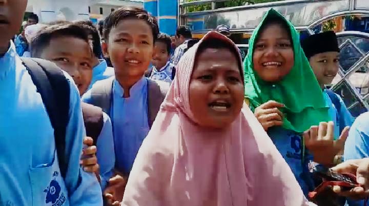 Puluhan Siswa SDN 62 Gelar Aksi Dana