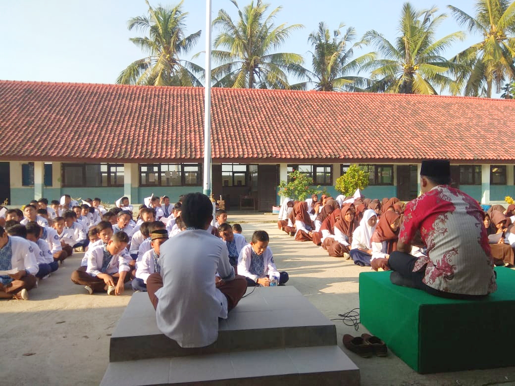 SMPN 2 Pedes Gelar Jum'at Berkah Secara Rutin