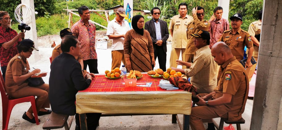 Bupati karo didampingi para OPD disambut keluarga /panitia pembangunan monumen /museum di lau kemit desa seberaya. (TO/ist)