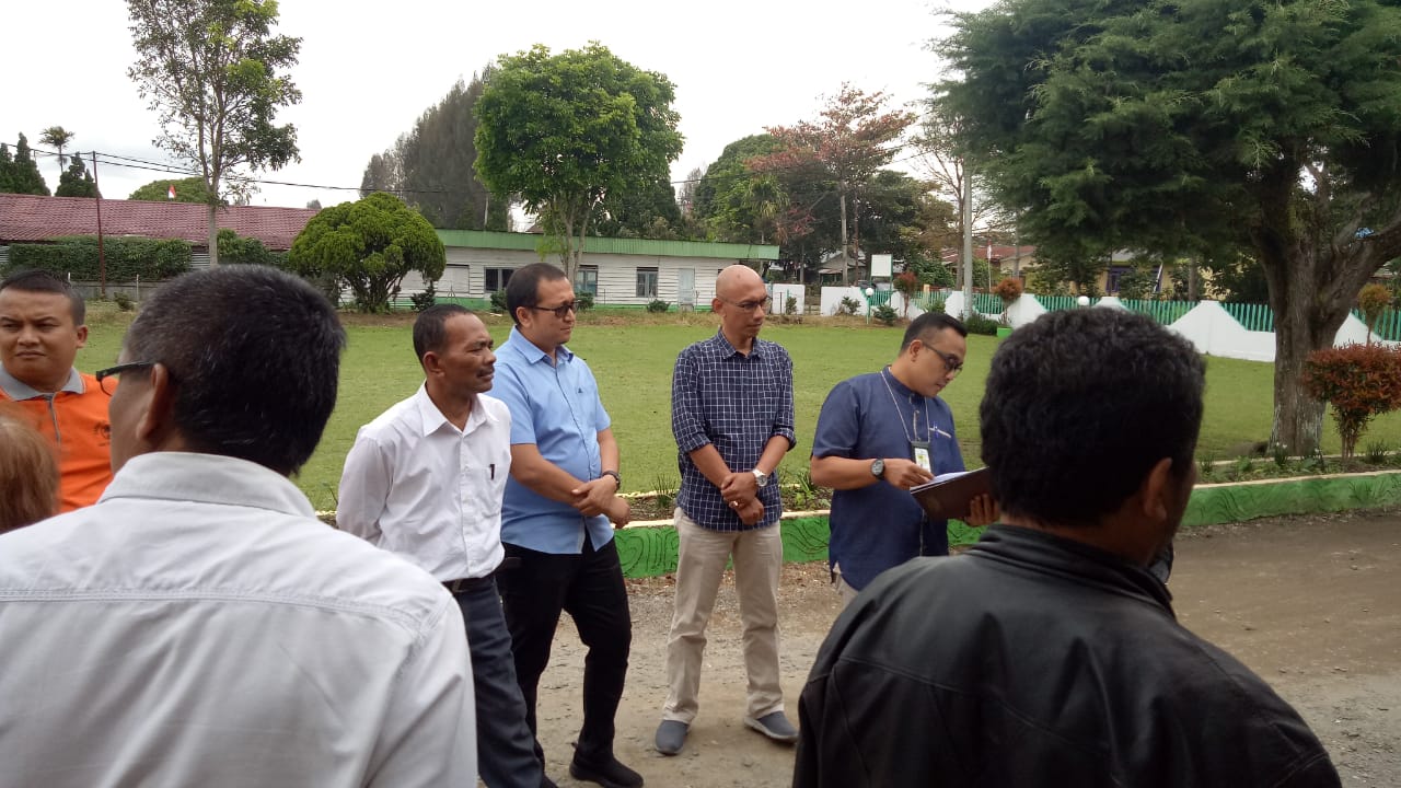 Keluarga dari ahli waris Almarhum Tandang Brahmana  di lokasi  bersama Tim dari PN Kabanjahe
