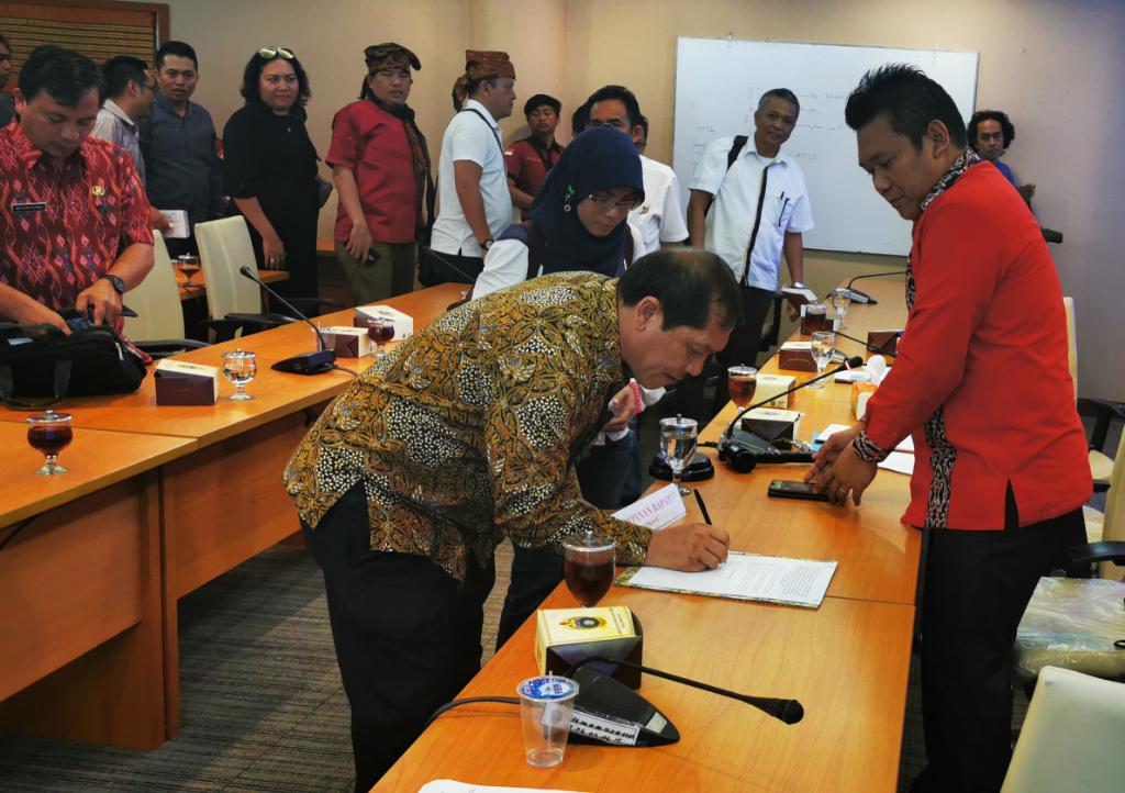 Bupati karo  tandatangani hasil kesepakatan rapat bersama dihadapan pimpinan rapat komisi D DPRD Provsu Sutrisno Pangaribuan.(TO/ist)