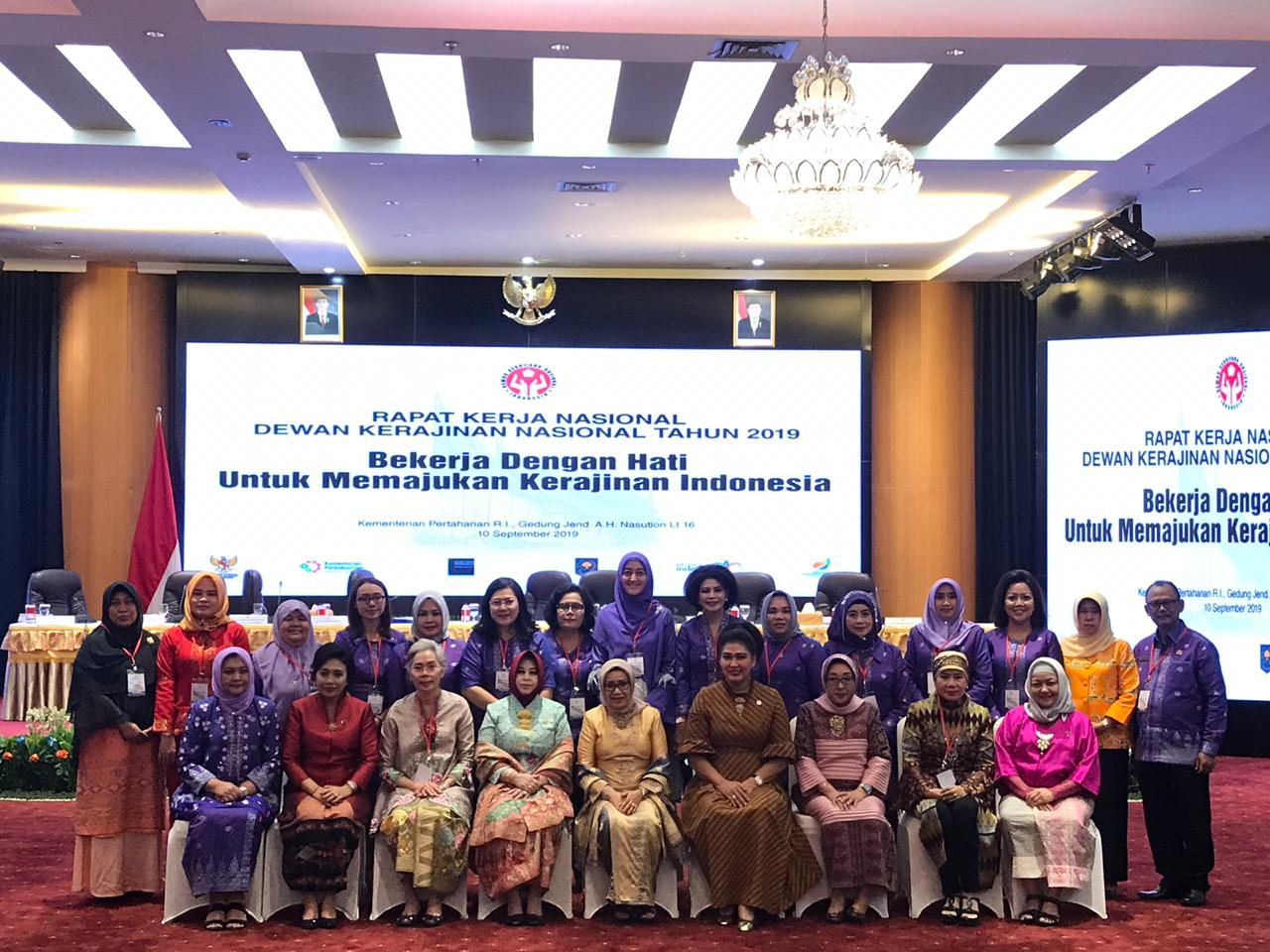 Ketua Dekranasda Kabupaten Karo, Ny Sariati Terkelin Brahmana menghadiri Rakernas