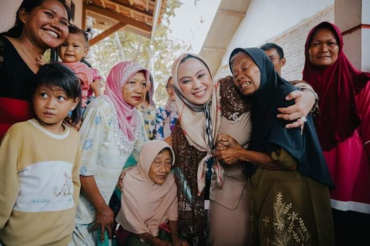 Bupati Karawang Janjikan Bangun Rumah Permanen Untuk Dua Lansia 