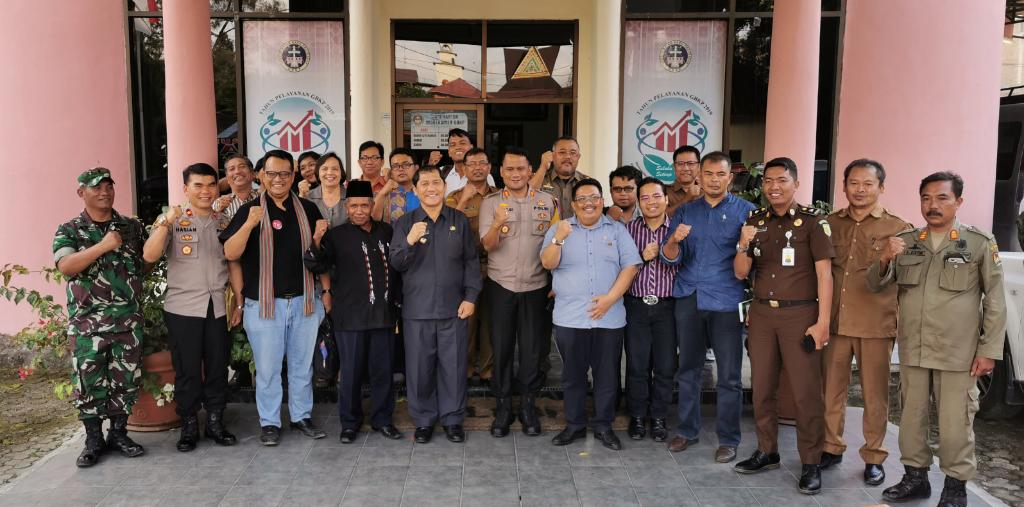 Moderamen GBKP foto bersama dengan  Bupati Karo Terkelin Brahmana, Kapolres Tanah Karo AKBP Benny Hutajulu dan sejumluh OPD, pengurus gereja, tokoh masyarakat di aula kantor Sinode GBKP Kabanjahe.