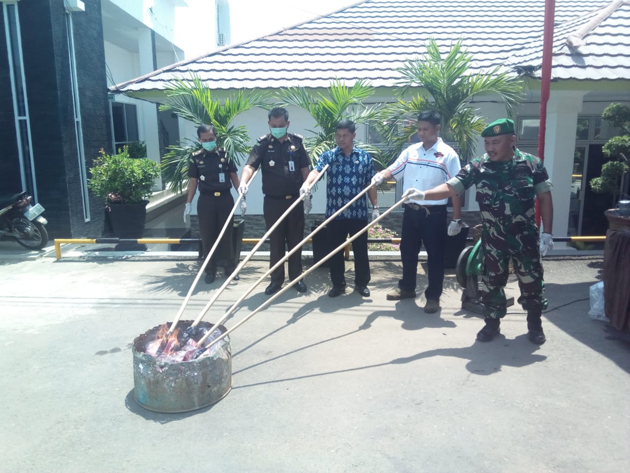 Kejari PALI Musnakan Puluhan BB 