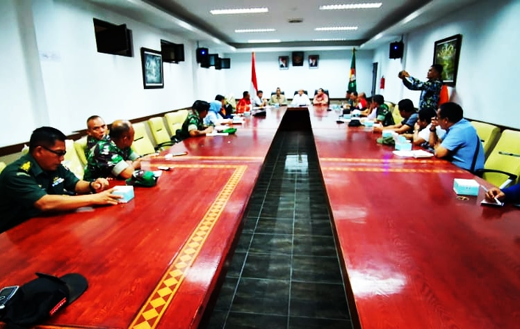 Bupati karo Terkelin Brahmana menggelar rapat pemulangan pengungsi 1.100 kk bersama kolonel Inf  Yufti Senjaya, Monev BNPB, BPBD provsu Riadil akhir Lubis, tim Kodam I/BB, OPD kab karo