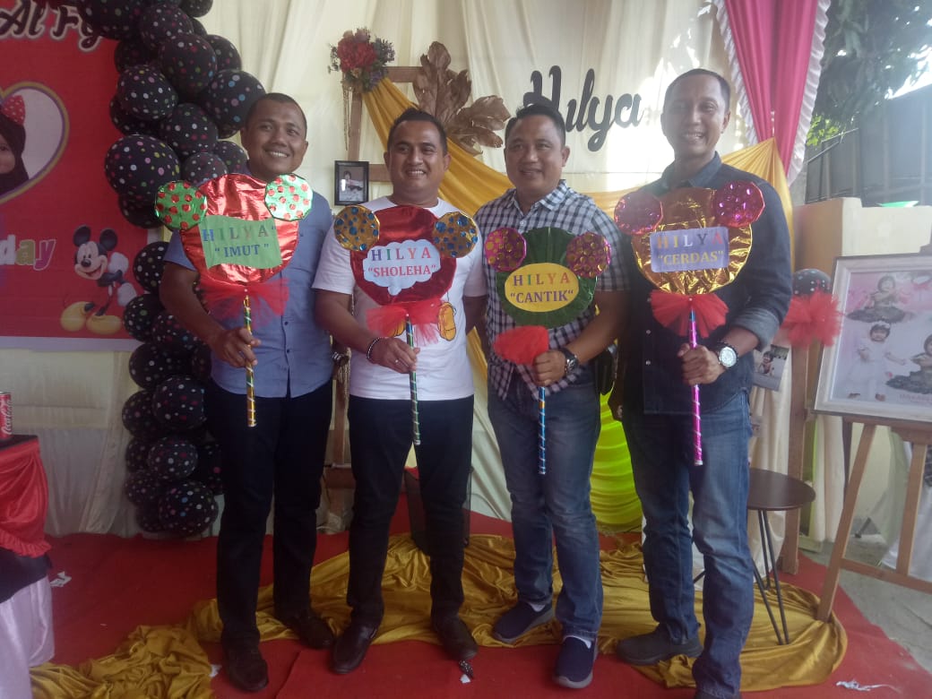 Kasat Lantas Polres Labuhanbatu hadiri Undangan Ultah putri Kasat Intelkam, dan sampai kan pesan keamanan saat berkendara.  Labuhanbatu, Tuntasonline.com  Kasat Lantas Polres Labuhanbatu AKP Imam Alliyuddin SH.MH hadiri undangan syukuran ulang tahun putri Kasat Intelkam Polres Labuhanbatu AKP Fadlun Al Fitri SS, Hilya Afra Al Fy yang ke 1 tahun di rumah dinas Kasat Intelkam jalan Mh, Thamrin, Sabtu  (14/09/20919).  dalam kesempatan nya, Kasat Lantas Polres Labuhanbatu AKP Imam Alliyuddin SH,MH mengucapkan, 