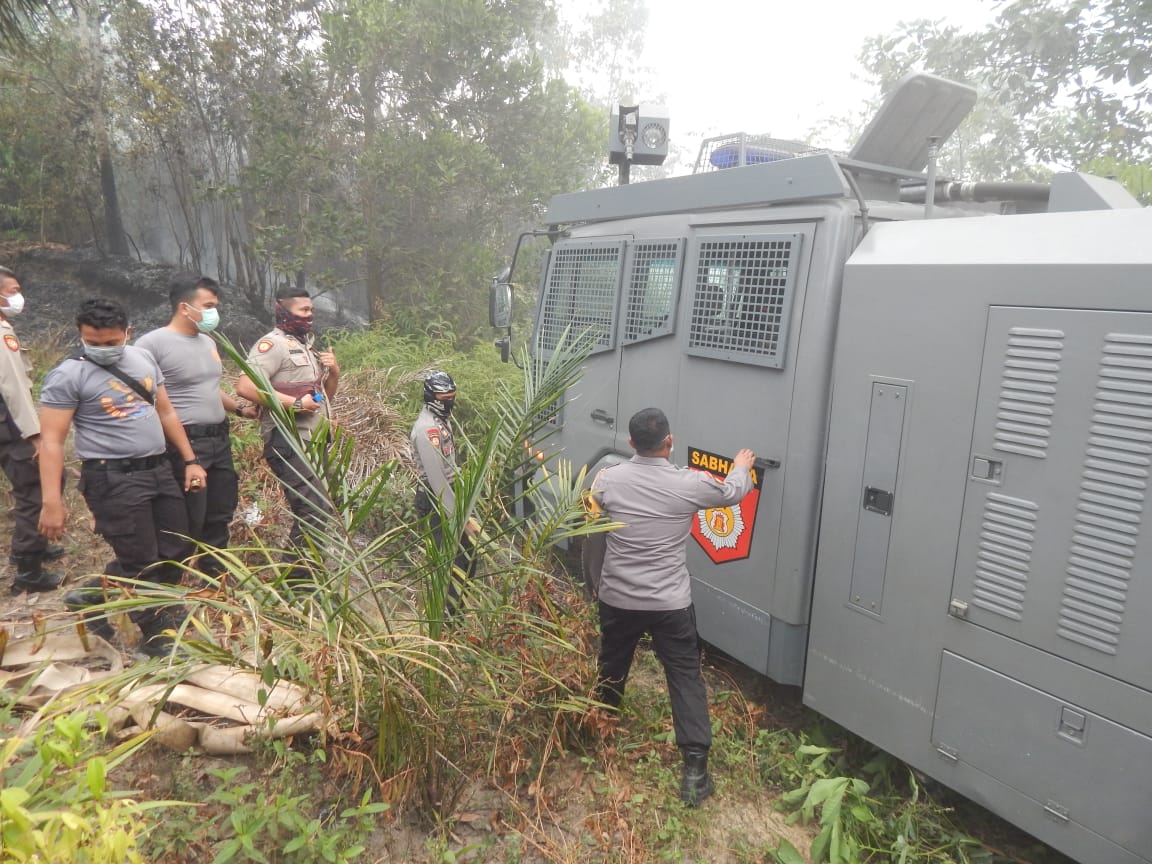 Polres Kampar Kerahkan Mobil AWC Bantu Pemadaman Karlahut di Wilayah Salo