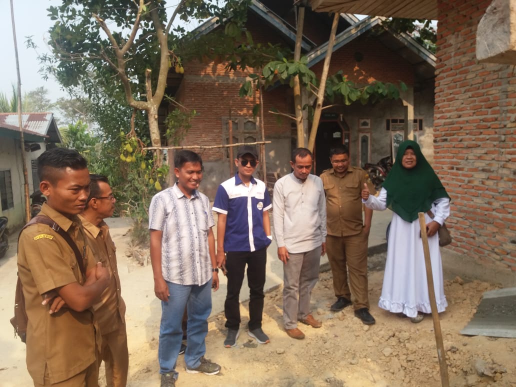 Kampar - Masyarakat desa Ranah Singkuang Kecamatan Kampar Kabupaten Kampar terima bantuan pembangunan MCK  dari Dana Alokasi Khusus Kementrian PUPR 50 Titik dan Dari Kementrian Kesehatan 20 Titik  Salah seorang masyarakat yang menerima bantuan pembangunan MCK menyampaikan terimakasih kepada pemerintah dan merasa terbantu  "Karna bantuan pembangunan MCK ini sangat membantu keluarga kami, dan kami juga berterimakasih kepada kepala desa ranah singkuang yang selalu berjuang untuk mensejahterahkan masyarakat Ran